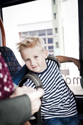 Schulkind im Bus Schulkind im Bus