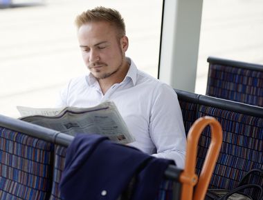 lesender Fahrgast in der StadtBahn Fahrgast in der StadtBahn liest Zeitung