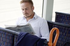 lesender Fahrgast in der StadtBahn Fahrgast in der StadtBahn liest Zeitung