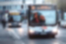Zwei moBiel-Busse im dämmerigen Straßenbild in der Frontansicht