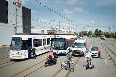 Auf dem Betriebshof in Sieker sieht man alle Mobilitätsangebote von moBiel. Neben dem Vamos und einem Bus ist ein Fahrzeug von CITYca, ein E-Scooter von Tier, ein Fahrrad aus dem Siggi-Fahrradverleihsystem und ein E-Roller Alma zu sehen.