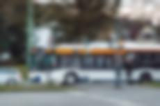 Bus im Straßenverkehr.