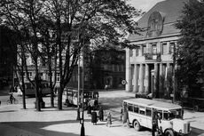Ein NAG-Bus und ein Dürkopp-Wagen 1927 am Jahnplatz Ein NAG-Bus und ein Dürkopp-Wagen 1927 am Jahnplatz