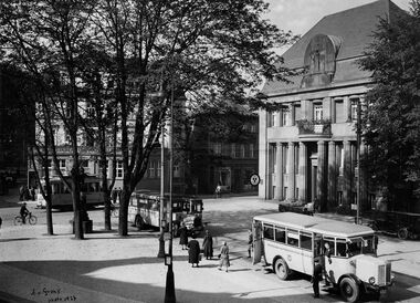 Ein NAG-Bus und ein Dürkopp-Wagen 1927 am Jahnplatz