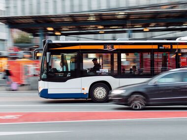 fahrender moBiel-Bus in der Seitenansicht an der Haltestelle Jahnplatz