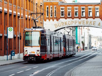 Bahn vor dem Bogen der Dürkoppwerke