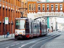 Bahn vor dem Bogen der Dürkoppwerke