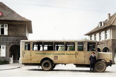 Ein nachkoloriertes Foto eines Dürkopp-Omnibusses vor dem Haupteingang des Sennefriedhofes: das Städtische Betriebsamt führte immer wieder Sonderfahrten dorthin durch. Ein nachkoloriertes Foto eines Dürkopp-Omnibusses vor dem Haupteingang des Sennefriedhofes: das Städtische Betriebsamt führte immer wieder Sonderfahrten dorthin durch.