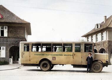 Ein nachkoloriertes Foto eines Dürkopp-Omnibusses vor dem Haupteingang des Sennefriedhofes: das Städtische Betriebsamt führte immer wieder Sonderfahrten dorthin durch.