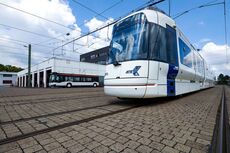 Eine Vamos-Bahn und ein Bus auf unserem moBiel-Betriebshof in Bielefeld Sieker.