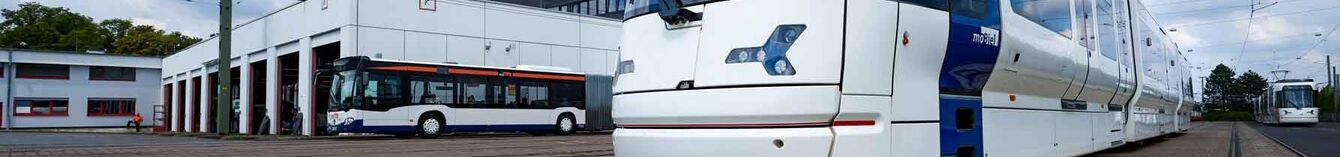 Eine Vamos-Bahn und ein Bus auf unserem moBiel-Betriebshof in Bielefeld Sieker.