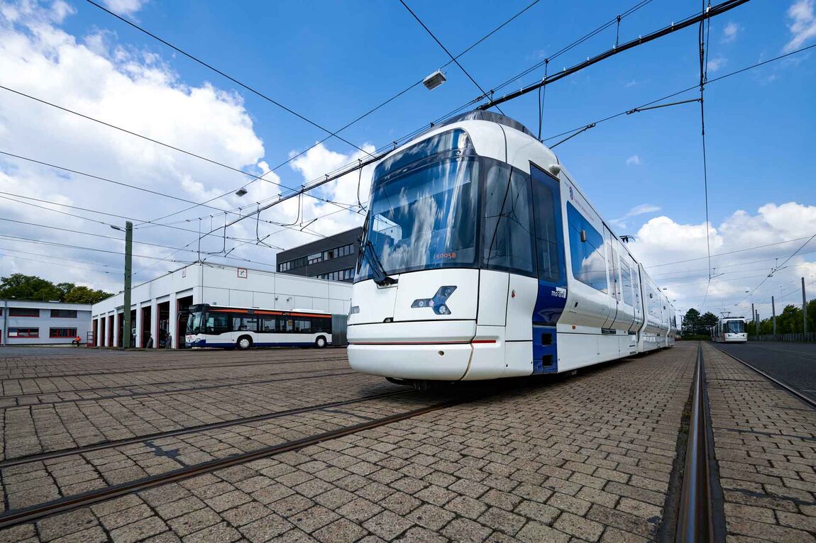 Eine Vamos-Bahn und ein Bus auf unserem moBiel-Betriebshof in Bielefeld Sieker.