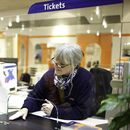 #BesserWeiter: Danke euch allen, die immer mit Rat und Tat zur Seite stehen.| Foto: Tony Melvin Mitarbeiterin am Schalter im ServiceCenter moBiel nimmt Kleingeld vom Kunden entgegen.