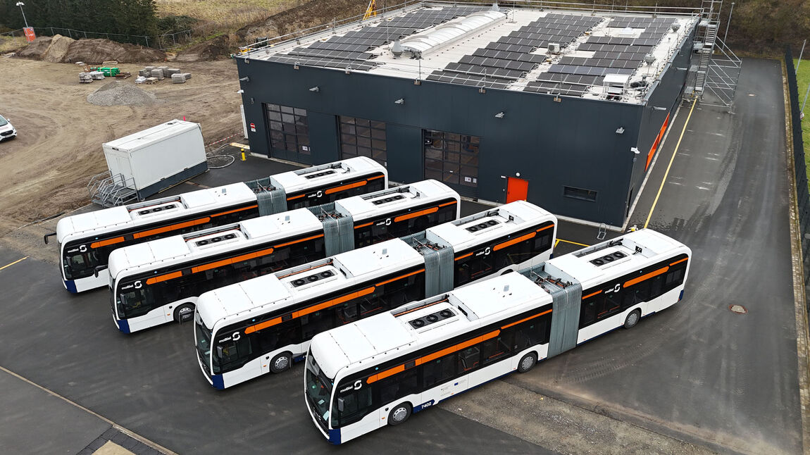 Die zweite Generation der Brennstoffzellenbusse geht in den Einsatz. | Luftbildaufnahme von vier Wasserstoffbussen auf dem Innovationspark Sektorenkopplung.