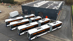 Die zweite Generation der Brennstoffzellenbusse geht in den Einsatz. | Luftbildaufnahme von vier Wasserstoffbussen auf dem Innovationspark Sektorenkopplung.