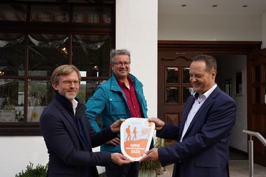 Dr. Dirk Günnewig, Peter Weber und Manuel Andrack freuen sich über den Wanderbahnhof 2020. | Foto: KCM Dr. Dirk Günnewig, Peter Weber und Manuel Andrack freuen sich über den Wanderbahnhof 2020.