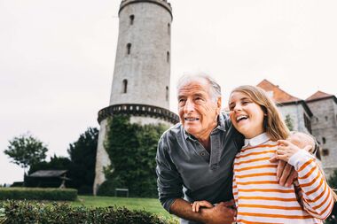 Opa und Enkelin an der Sparrenburg in Bielefeld.