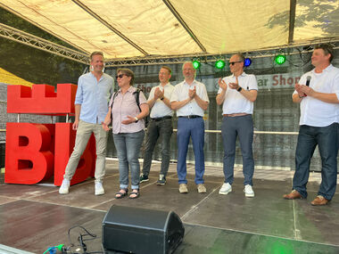 Wurden besonders gewürdigt: Stadt-Projektleiter Constantin Vollmer moBiel-Projektleiterin Regina Mahlo (beide links i. Bild). Applaus gab es von Verkehrsdezernent Martin Adamski, Martin Uekmann, Bezirksbürgermeister Jesco von Kuczkoswki und Nils Werner (NWL)