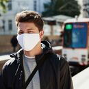 #BesserWeiter mit Mund-Nasen-Bedeckungen in Bielefeld und OWL.| Foto: Patrick Pollmeier Fahrgast steht mit Mund-Nasen-Bedeckung am Bahnsteig der Haltestelle Rathaus. Im Hintergrund ist eine StadtBahn der Linie 2 zu sehen.