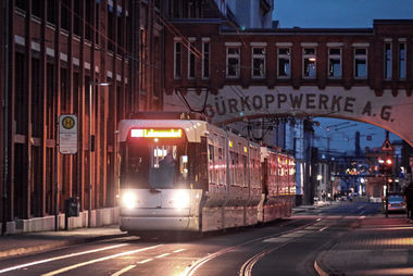 Bahn der StadtBahn-Linie 4 am Dürkopp Tor in der Dämmerung Bahn der StadtBahn-Linie 4 am Dürkopp Tor in der Dämmerung