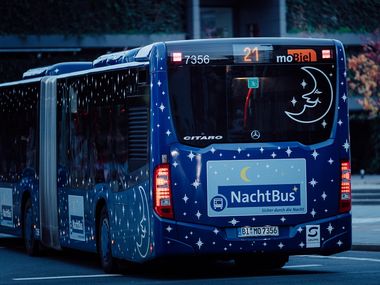 NachtBus von hinten in der Dämmerung