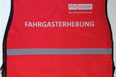 Fahrgastzählung 2025/26: Beispiel einer Warnweste zum schnellen Erkennen der Zählung Fahrgastzählung 2025/26: Beispiel einer Warnweste zum schnellen Erkennen der Zählung