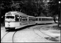 Die Straßenbahn der Linie 1 auf ihrem Weg zur Endhaltestelle Sennefriedhof in 1963