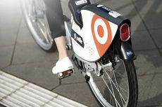 Nahaufnahme des Hinterrads eines Siggi-Fahrrads mit Werbeschriftzug