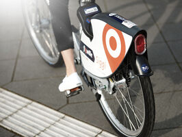 Nahaufnahme des Hinterrads eines Siggi-Fahrrads mit Werbeschriftzug