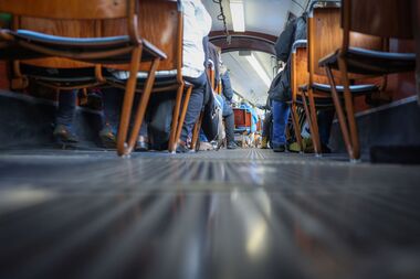 Der Fu&szlig;boden und F&uuml;&szlig;e von Fahrg&auml;sten in der OldtimerBahn.