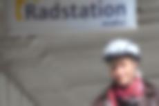 Radfahrerin vor der früheren Radstation moBiel