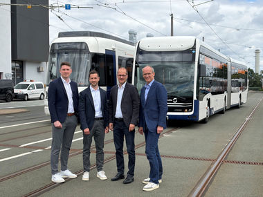 Stellten das Jahresergebnis vor (von rechts): die moBiel-Gesch&auml;ftsf&uuml;hrer Martin Uekmann und Arne Petersen, David Heidenreich (Gesch&auml;ftsbereichsleiter Betrieb) und Marcel Vartmann (Gesch&auml;ftsbereichsleiter Markt und Fahrgast)