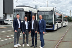 Stellten das Jahresergebnis vor (von rechts): die moBiel-Geschäftsführer Martin Uekmann und Arne Petersen, David Heidenreich (Geschäftsbereichsleiter Betrieb) und Marcel Vartmann (Geschäftsbereichsleiter Markt und Fahrgast)