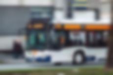 Bus im Stadtbild mit Bewegungsunschärfe