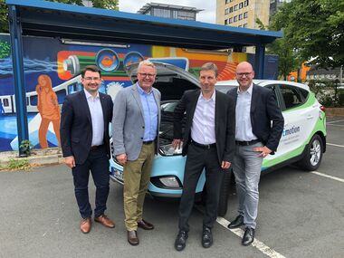 Die FDP-Bundestagsabgeordneten Christian Sauter und Frank Schäffler (von links) zeigten Kai-Uwe Steinbrecher und Jan Maik Schlifter die Technik des Wasserstoffautos.