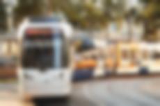 Vamos-Bahn fährt um die Kurve, Frontalaufnahme