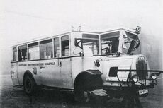 Ein NAG-Wagen – traurigerweise in Ausschlachtung befindlich: rechts ist noch gut die herausgehobene Fahrerkabine zu erkennen, vom Volksmund zärtlich „Schwalbennest“ genannt. Ein NAG-Wagen – traurigerweise in Ausschlachtung befindlich: rechts ist noch gut die herausgehobene Fahrerkabine zu erkennen, vom Volksmund zärtlich „Schwalbennest“ genannt.