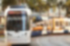 Vamos-Bahn fährt um die Kurve, Frontalaufnahme