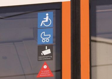Symbole Barrierefreiheit An den blauen Aufklebern erkennen Sie die Türen für einen barrierefreien Ein- und Ausstieg.