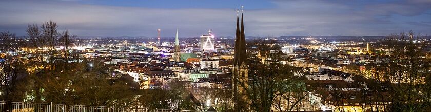 Bielefeld Panorma bei Nacht Das Foto zeigt Bielefeld von der Sparrenburg aus.