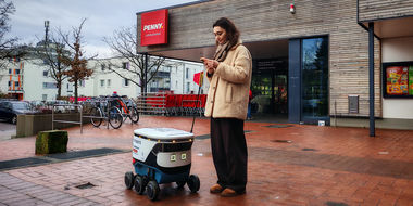 Studentin Melis Senel hat den Lieferroboter bereits getestet und zeigt sich begeistert, da er ihren Alltag erleichtert.