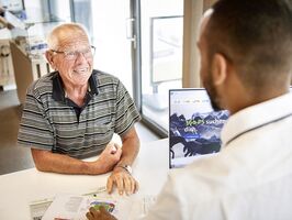 Ein Herr Ü60 wird im Kundenzentrum Jahnplatz Nr. 5 beraten.