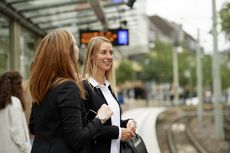 Fahrg&auml;ste am Gleis