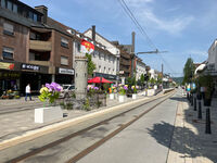 Feierlich geschmückter Hochbahnsteig in Brackwede