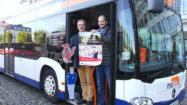Odilo Enkel (Geschäftsführer OWL Verkehr GmbH) und Markus Backes (Fachbereichsleiter Teutoburger Wald Tourismus) präsentieren die gemeinsamen Aktionen der Kooperation. | Foto: OWL Verkehr GmbH Odilo Enkel (Geschäftsführer OWL Verkehr GmbH) und Markus Backes (Fachbereichsleiter Teutoburger Wald Tourismus) präsentieren die gemeinsamen Aktionen der Kooperation. | Foto: OWL Verkehr GmbH