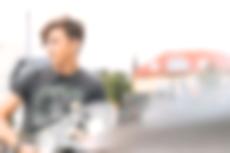 Ein junger Teenager mit seinem Skateboard
