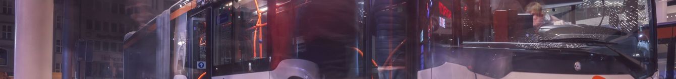 Fahrg&auml;ste und ein NachtBus an der Haltestelle Jahnplatz 