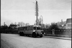 Ein dreiachsiger Büssing-Bus mit seinen typischen Peilstangen auf der Breitenbachstraße: rechts im Hintergrund die Sparrenburg. Ein dreiachsiger Büssing-Bus mit seinen typischen Peilstangen auf der Breitenbachstraße: rechts im Hintergrund die Sparrenburg.