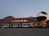 Der Schwertransporter ist mit 55 Tonnen beladen und ca. 50 Meter lang. 