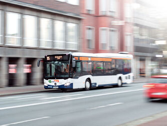 Straßenbild mit Bus und Bewegungsunschärfe